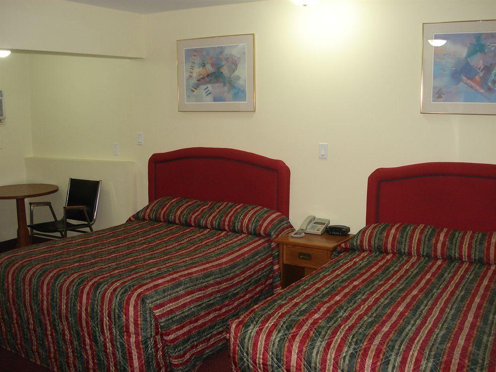 Lincoln Motel Sturgeon Falls Buitenkant foto