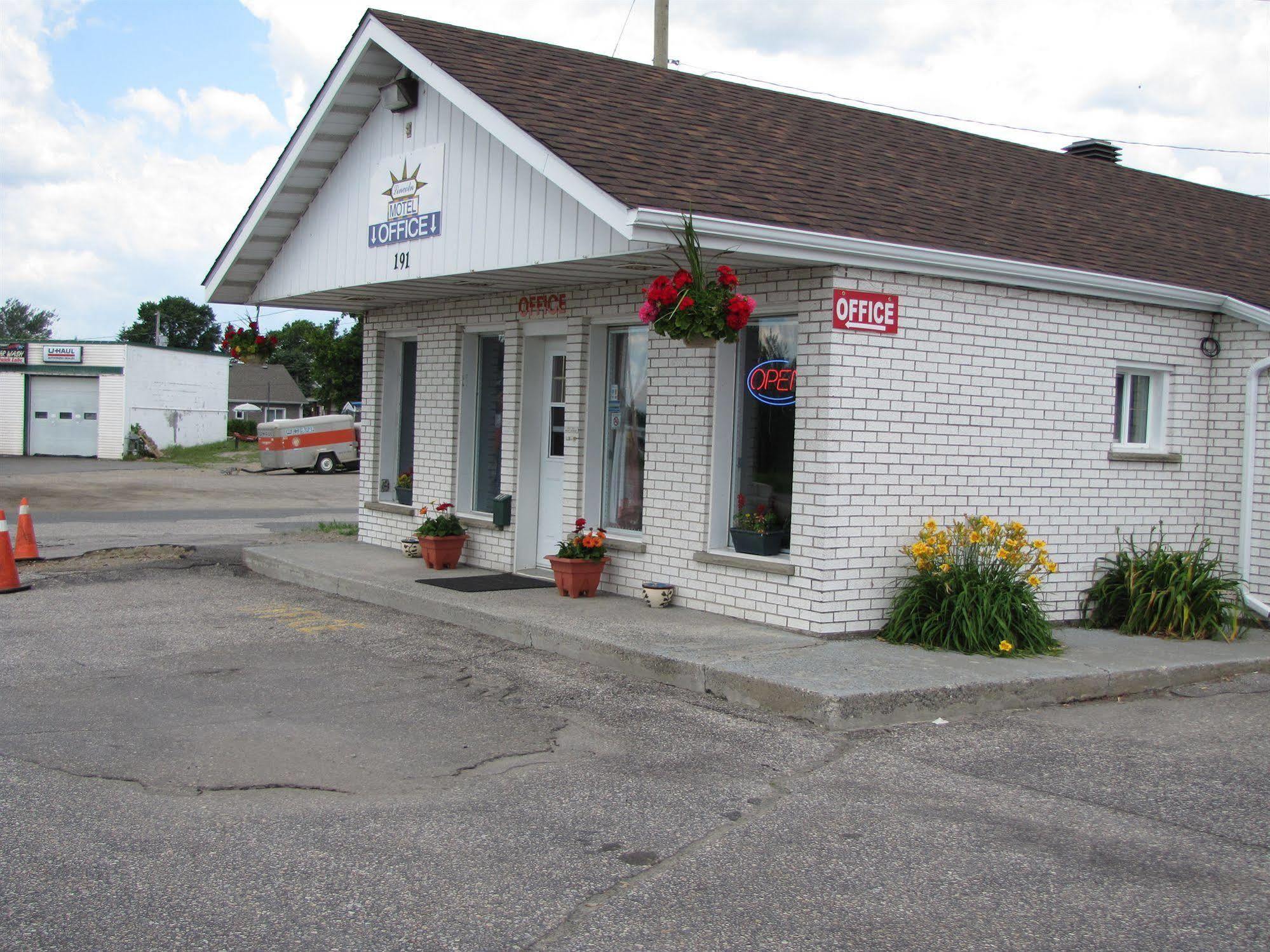 Lincoln Motel Sturgeon Falls Buitenkant foto