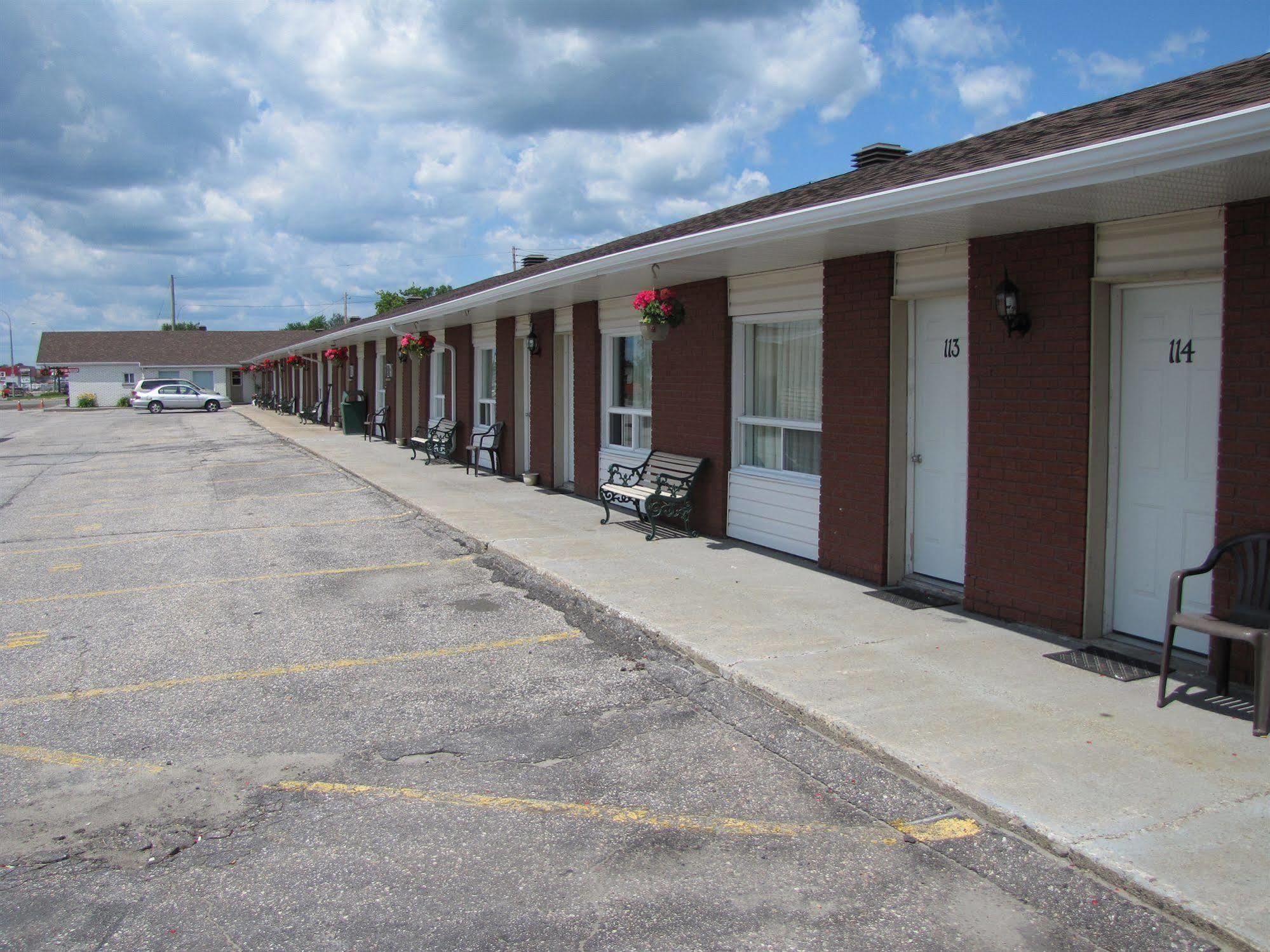 Lincoln Motel Sturgeon Falls Buitenkant foto