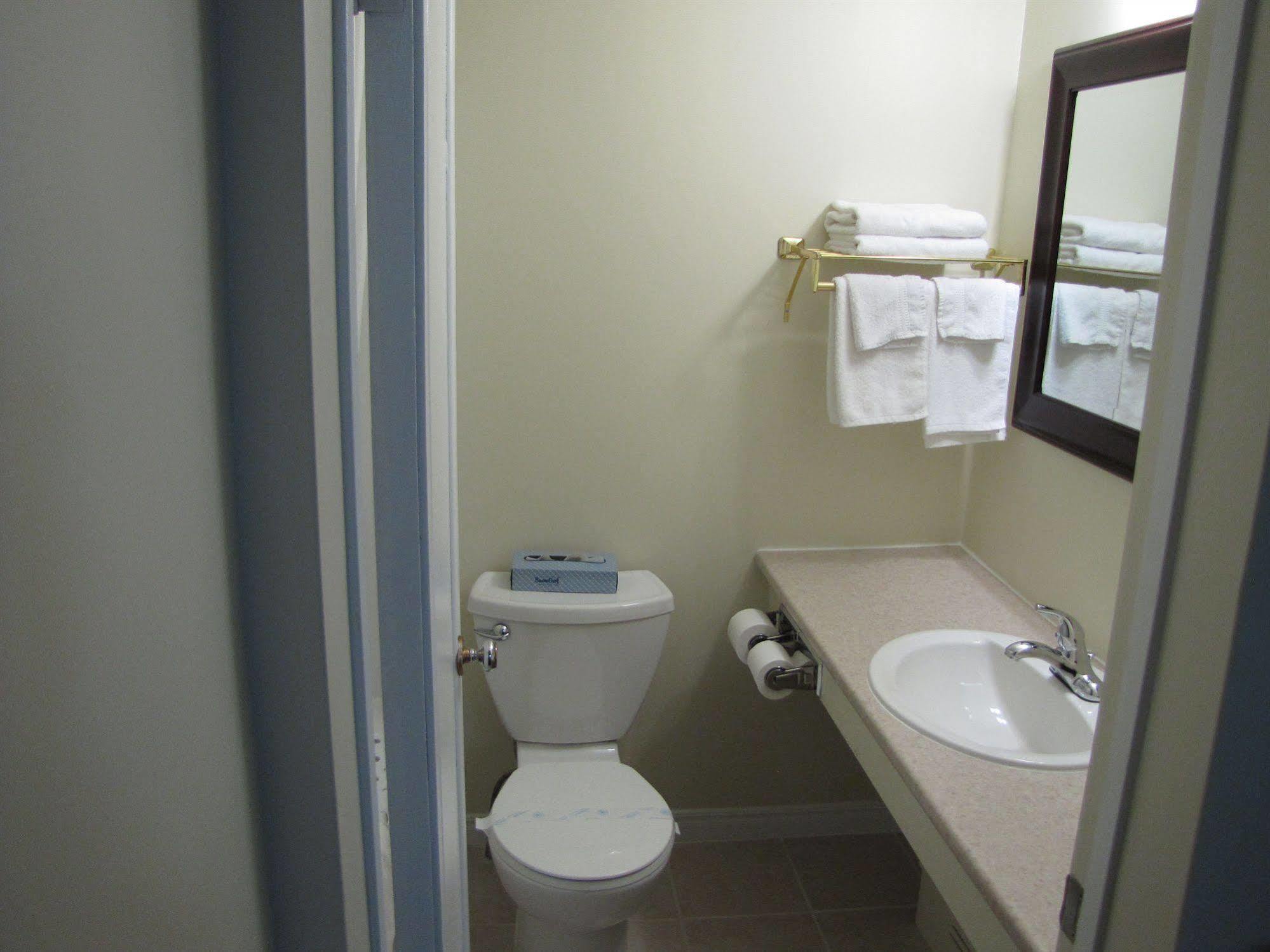 Lincoln Motel Sturgeon Falls Buitenkant foto