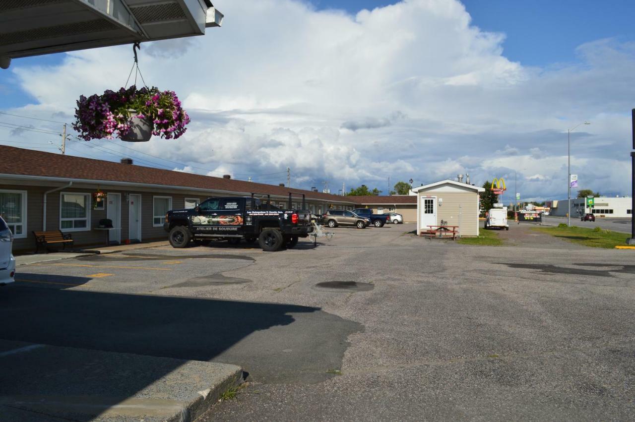 Lincoln Motel Sturgeon Falls Buitenkant foto